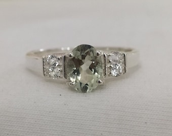 Anello con ametista verde (prasiolite): solitario in argento sterling 925 con dettagli in topazio bianco.
