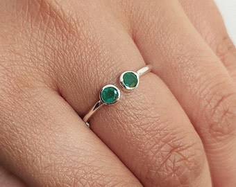 Minimalistisk smaragdring med två stenar: Justerbar stapelring i sterlingsilver