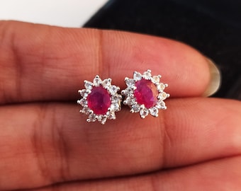 Puces d'oreilles rubis : argent sterling, détails de topaze blanche