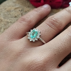 Anel de esmeralda natural com halo: prata esterlina, detalhes em topázio branco