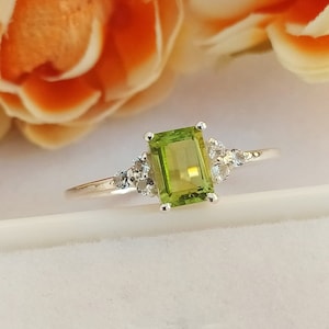 Natural Green Peridot Solitaire Ring-Dainty Green Gemstone Ring-Peridot Engagement Ring-925 Solid Sterling Silver Ring-Parrot Green Jewelry