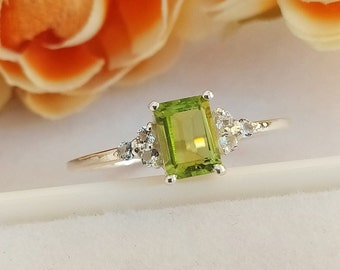 Natural Green Peridot Solitaire Ring-Dainty Green Gemstone Ring-Peridot Engagement Ring-925 Solid Sterling Silver Ring-Parrot Green Jewelry