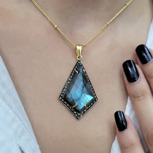 Twinkling Labradorite Pendant Necklace-Blue Gemstone Necklace-Labradorite 14k Gold Necklace-Kite Shape Necklace-Healing Crystal Necklace