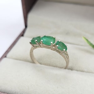 Natural Green Emerald Vintage Ring-Emerald Three Stone Ring-Emerald Green Wedding Ring-Emerald Engagement Ring For Her-Emerald Green Jewelry
