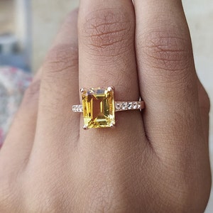 Anillo solitario de citrino talla esmeralda: plata de ley y topacio blanco.