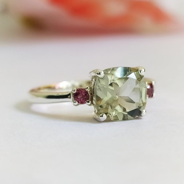 Anillo solitario de amatista verde: prasiolita talla cojín y turmalina rosa - Plata de ley