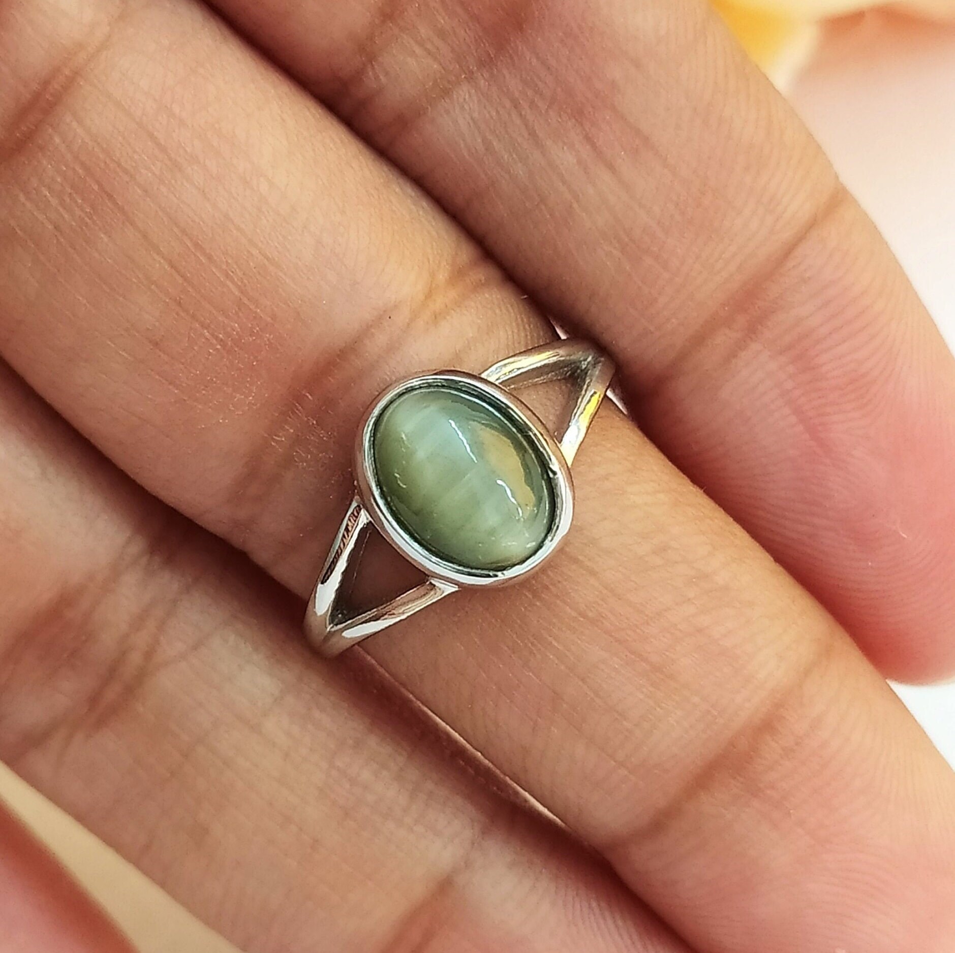 Divya Shakti Cat's Eye / Lehsuniya Gemstone Panchadhatu Ring Natural AAA  Quality - Divya Shakti Online