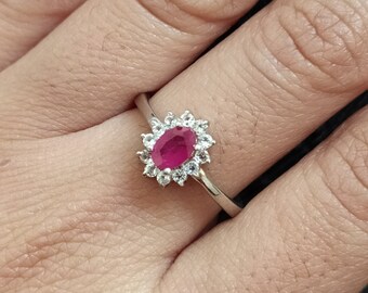 Anillo de compromiso delicado con rubíes: Anillo de plata de ley con halo de rubíes.