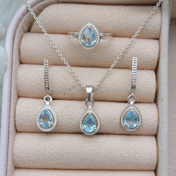 Avalaya Set collana corta e orecchini a perno con perline in acrilico