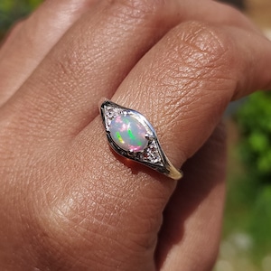 ウェロ・ファイア・エチオピアン・オパール婚約指輪：スターリングシルバー製イーブルアイ、モアッサナイト装飾