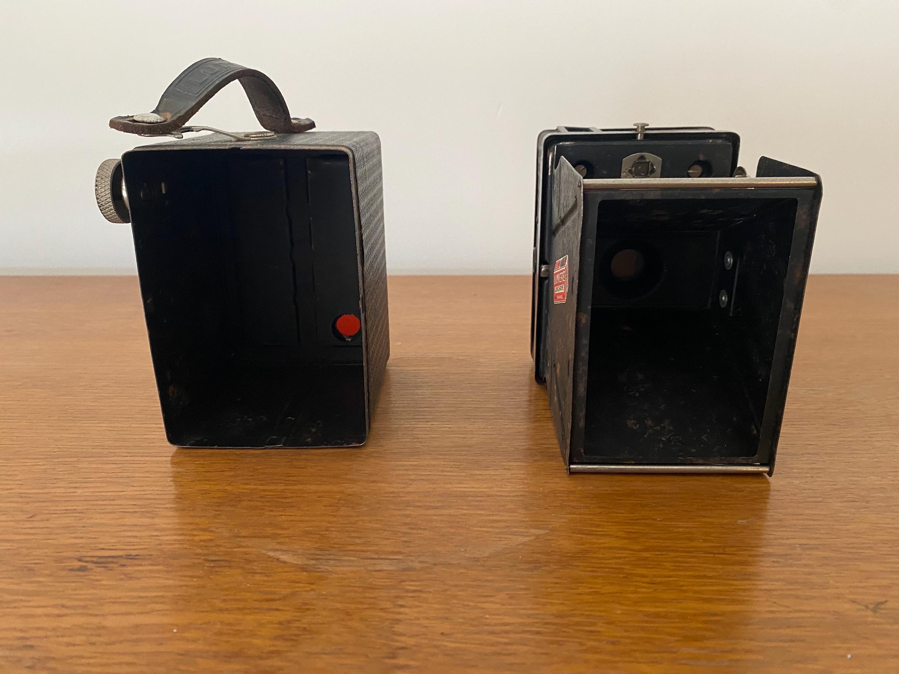 Ancien appareil photo argentique Lumibox et sa housse en cuir