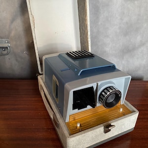Alter Diaprojektor SFOM 860 Halbautomatik + Vintage Koffer #B891