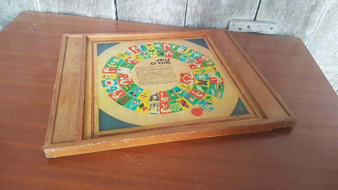 Jeu De Dames Et Jeu De L'oie Au Cirque - Plateau Bois Damiers 10x10, 2 Compartiments, 40 Pions - Occasion