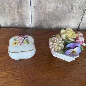 Caja antigua + decoración de flores de cerámica blanca vintage #B714