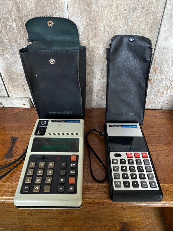 Paire De Calculatrices Toshiba BC-08118 + BC-815 Avec Housses – Vintage #B801
