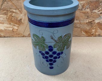 Peut inclure: Un porte-ustensiles en céramique gris avec un motif de raisin bleu et vert.