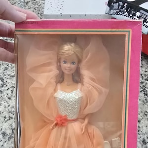 Vintage rare 1984 peaches &#39;n cream Barbie NIB by Mattel