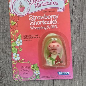 1982 Vintage Rare NIB Kenner Strawberry Shortcake Wrapping A Gift Miniatures