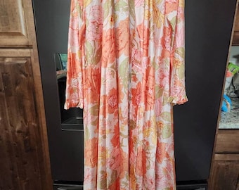 Vintage vanity fair size 36 made in USA gown and robe
