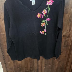 Vintage Susan Gothic Style Gr. L Schwarz w / Floral Stickerei V-Ausschnitt Sweater
