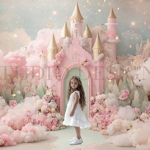 Op de afbeelding: Een jong persoon in een witte jurk staat voor een roze kasteel met gouden accenten, omringd door pluizige roze wolken en bloemen. De achtergrond is een dromerige lucht met sterren en de tekst "STUDIO DESIGNS".