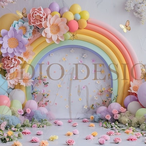 Könnte beinhalten: Ein Regenbogenbogen aus pastellfarbenen Ballons mit Papierblumen und Schmetterlingen. Der Bogen ist mit pastellfarbenen Ballons und Blumen verziert. Der Hintergrund ist eine hellblaue Wand mit einem weißen Blumenmuster.