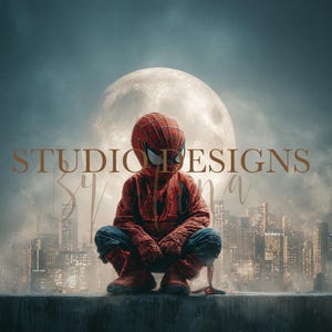 K&ouml;nnte beinhalten: Ein Kind im Spider-Man-Kost&uuml;m hockt auf einem Sims, im Hintergrund eine Stadtlandschaft und ein gro&szlig;er Mond. Das rot-schwarze Kost&uuml;m hat ein Spinnennetz-Design. Das Bild enth&auml;lt den Text "STUDIO DESIGNS SYLVANA".