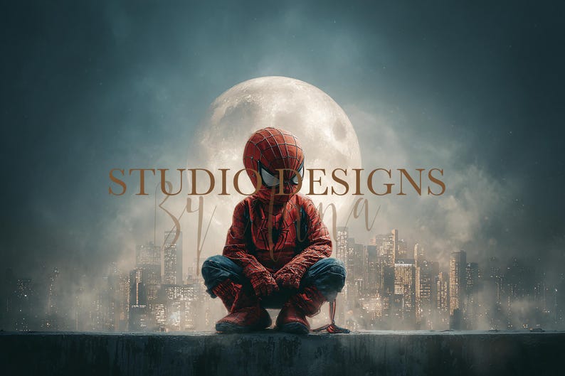 K&ouml;nnte beinhalten: Ein Kind im Spider-Man-Kost&uuml;m hockt auf einem Sims, im Hintergrund eine Stadtlandschaft und ein gro&szlig;er Mond. Das rot-schwarze Kost&uuml;m hat ein Spinnennetz-Design. Das Bild enth&auml;lt den Text "STUDIO DESIGNS SYLVANA".