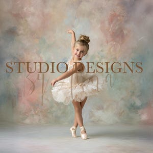 Könnte beinhalten: Eine junge Balletttänzerin in einem cremefarbenen Tutu und Spitzenschuhen, die anmutig posiert. Der Hintergrund ist eine weiche Mischung aus Pastellfarben. Der Text "STUDIO DESIGNS BY" ist im Bild zu sehen.