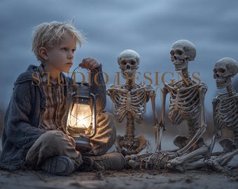 Könnte beinhalten: Ein Kind sitzt mit einer brennenden Laterne, begleitet von drei Skeletten. Die Szene spielt im Freien mit einer gedämpften Farbpalette, die ein Gefühl von Geheimnis erzeugt. Die Laterne strahlt ein warmes Licht aus.
