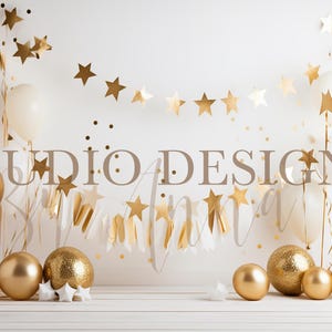 Puede incluir: Una escena festiva con globos dorados y blancos, guirnaldas de estrellas y confeti. Las palabras "STUDIO DESIGNS" son visibles. Esferas decorativas doradas y blancas y acentos en forma de estrella completan el tema.