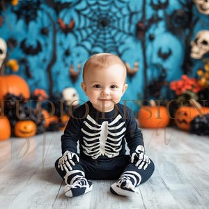 Puede incluir: Un bebé con un disfraz de esqueleto negro está sentado frente a un telón de fondo de Halloween. El fondo presenta calabazas, calaveras y un diseño de telaraña. El bebé lleva un body negro con un diseño de esqueleto blanco y calcetines a juego.