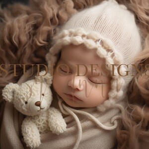 Könnte beinhalten: Ein neugeborenes Baby, das eine weiße Häkelmütze trägt und in eine cremefarbene Decke gewickelt ist, schläft friedlich mit einem weißen Teddybär. Das Baby liegt auf einer braunen, flauschigen Oberfläche.