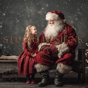 Pode incluir: Uma menina com um vestido vermelho senta-se com o Pai Natal num banco de madeira. O Pai Natal usa um fato vermelho com acabamentos em pele branca e um chapéu a condizer. Uma árvore de Natal com luzes e neve completam a cena.