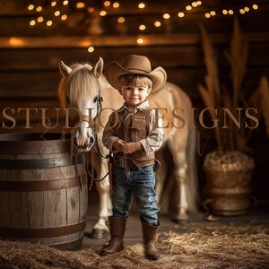 Op de afbeelding: Een kind in cowboykleding poseert voor een lichtgekleurd paard en een houten vat. Het kind draagt een bruine hoed, vest, laarzen en een blauwe spijkerbroek. De achtergrond toont een rustieke houten muur en decoratieve lichten.