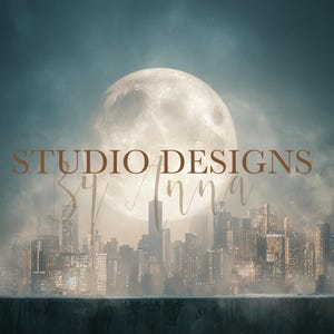 K&ouml;nnte beinhalten: Digitales Kunstwerk, das eine n&auml;chtliche Stadtlandschaft mit einem hellen Vollmond zeigt. Der Text "STUDIO DESIGNS by Anna" ist in einer dekorativen Schriftart &uuml;berlagert. Das Bild hat eine dunkle Farbgebung.