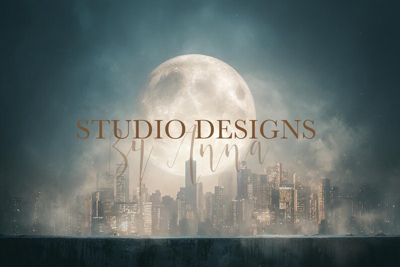 K&ouml;nnte beinhalten: Digitales Kunstwerk, das eine n&auml;chtliche Stadtlandschaft mit einem hellen Vollmond zeigt. Der Text "STUDIO DESIGNS by Anna" ist in einer dekorativen Schriftart &uuml;berlagert. Das Bild hat eine dunkle Farbgebung.