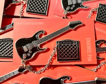 14. Emaille pin gitaar en versterker Zacht emaille muziekpin cadeau voor gitaarliefhebbers Muzikant accessoire collectible fanart pin Esthetische gitaarpin