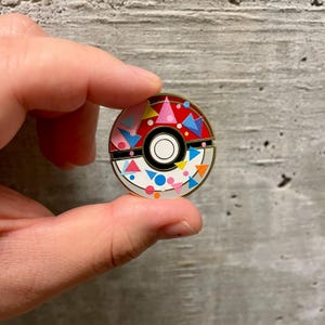 Rot & Weiß P o k e Emaille Pin | Sammlerstück | Gaming Nostalgie Geschenk | Einzigartiges P o k e Fangeschenk