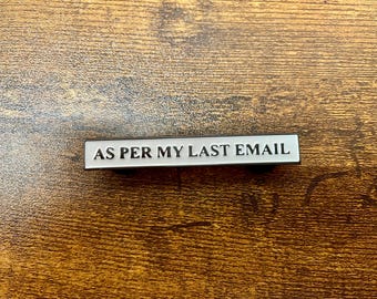 10. Spilla smaltata con email aziendale, regalo per la vita in ufficio, divertente, spiritosa, spilla smaltata Come da mia ultima email