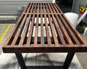 Banco de listones hecho a mano, inspirado en George Nelson: banco moderno de mediados de siglo, de su selección de maderas duras.