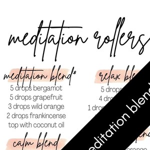 Puede incluir: Una hoja de papel blanca con un título escrito a mano en blanco y negro "meditation rollers". El papel enumera diferentes mezclas de aceites esenciales para la meditación, la relajación y la confianza. Cada mezcla incluye una lista de aceites esenciales y la cantidad de gotas a utilizar. Las mezclas están etiquetadas como "meditation blend", "relax blend", "calm blend", "peace blend" y "confident blend".