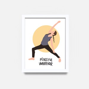 Pode incluir: Uma impressão emoldurada branca com um círculo amarelo no fundo. Uma mulher está fazendo uma pose de yoga com os braços levantados acima da cabeça. O texto "Peaceful Warrior" está impresso abaixo da mulher.