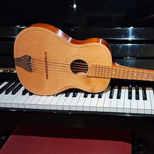 190. Piękna mała gitara, lata 70., gitara dziecięca, dobrej jakości, nadająca się do gry. Oryginalne opakowanie.