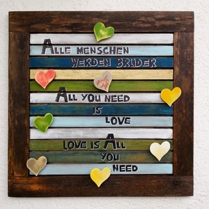 Quadro de madeira com corações para mensagens de amor para escrever.