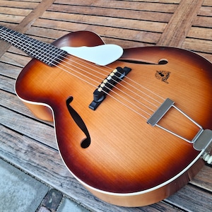 180. Gitara zabytkowa FRAMUS Archtop Sunburst z 1961 roku, stara gitara, gitara jazzowa, gitara rytmiczna, w doskonałym stanie