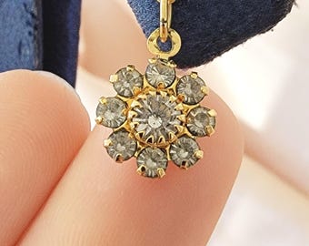 Brincos vintage com pingente de flor de cristal: Pétalas em tom dourado