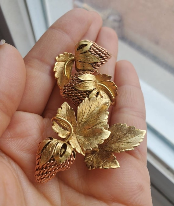 TheJewelKeeper Vintage Wells 14K Gold Filled Strawberry Earrings Brooch Set Strawberry Earrings Strawberry Brooch Gold Jewelry Sets Rose Gold Earrings