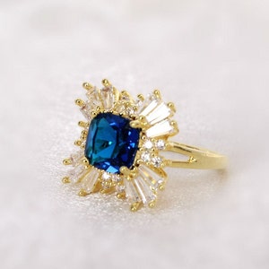 Vintage Style Sapphire Cluster Ring: Gold Rhinestone Ring, Size 7