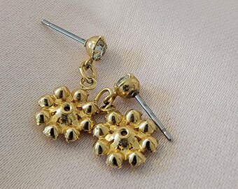 Orecchini a bottone con fiore color oro alla moda per le donne